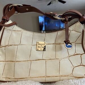 Vintage Dooney & Bourke Shoulder Bag
Great condition.